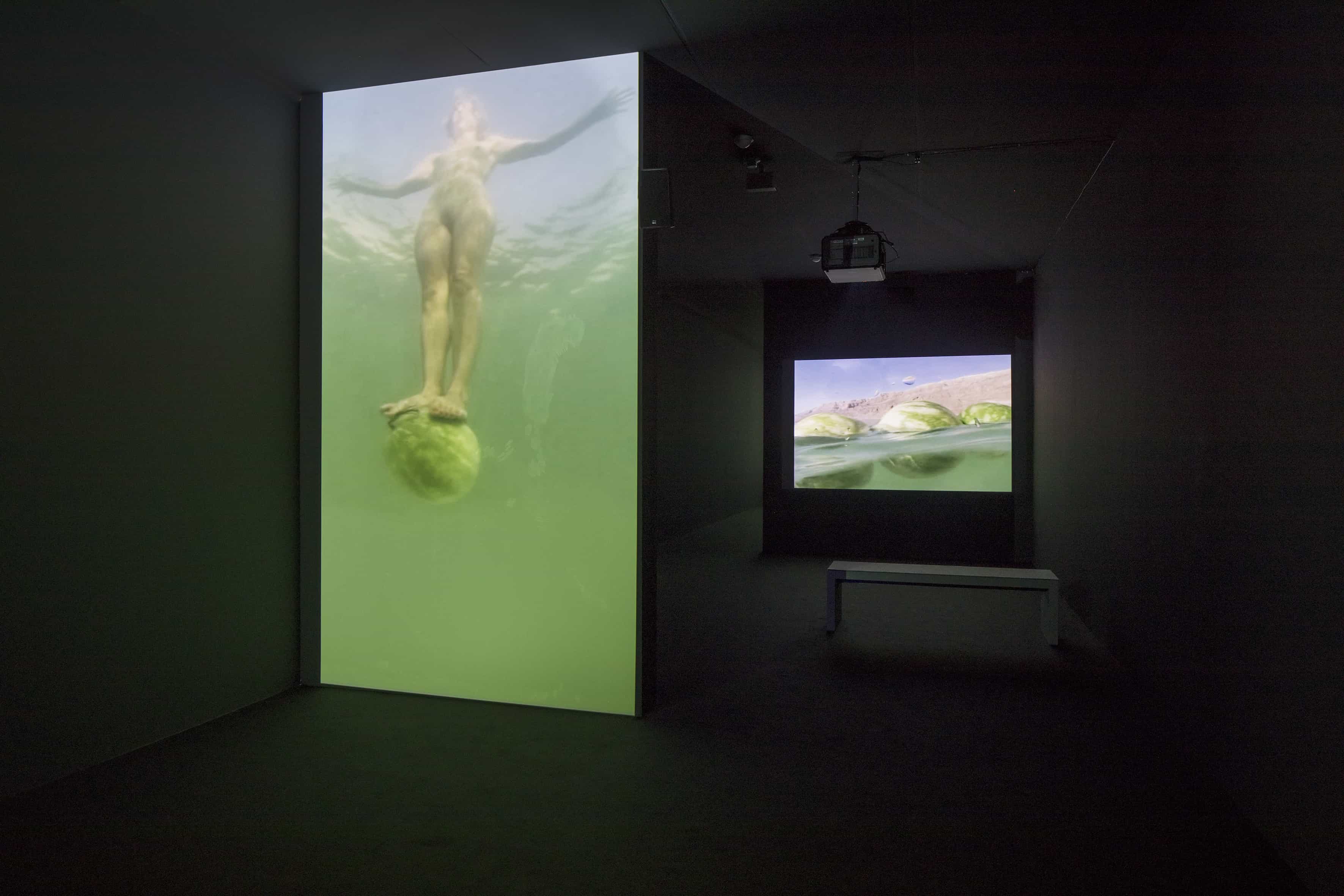 Sigalit Landau Standing on a Watermelon in the Dead Sea, 2005 (Auf einer Wassermelone im Toten Meer stehen), Filmstill Under the Dead Sea, 2005 (Unter dem Toten Meer), Filmstill